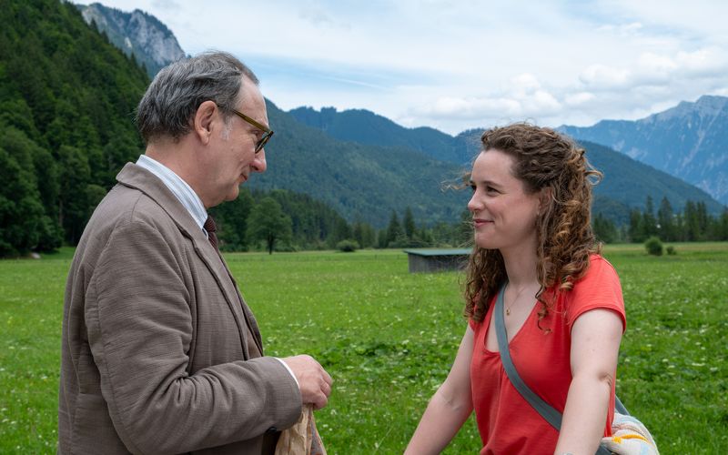 Rainer Bock spielt Leo, eine Art Ersatzvater für Elli  (Klara Deutschmann).
