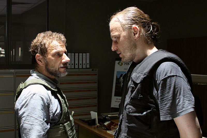 Klaus (Richy Müller, links) und Achim (Martin Butzke) wollten den großen Coup. Nach einem gescheiterten Überfall sind sie nun Eingeschlossene in einer Bank.