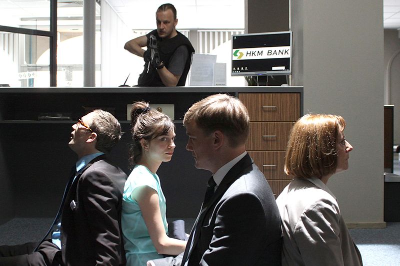 Wer kommt hier lebend raus? Achim (Martin Butzke, im Hintergrund) hält seine Geiseln in Schach (von links: Frederick Lau, Claudia Eisinger, Christian Beermann und Michaela Caspar).