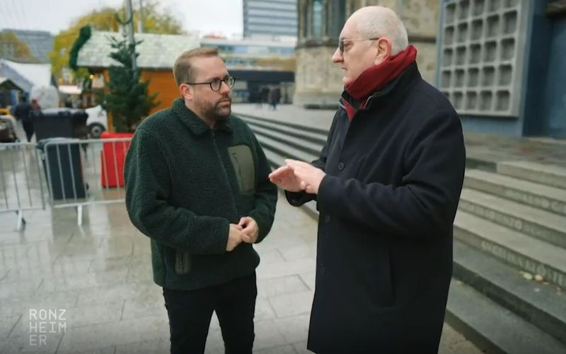 Paul Ronzheimer (links) trifft den Terror-Überlebenden Gerhard Zawatzki am Berliner Breitscheidplatz.