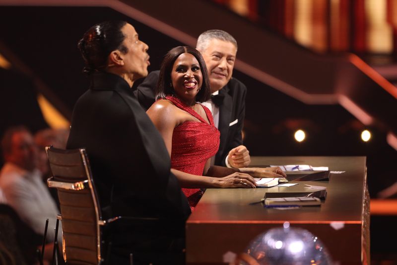 "Let's Dance"-Jurorin Motsi Mabuse trug bei der ersten Show der neuen Staffel ein Outfit, das in einem Kommentar kritisiert wurde.