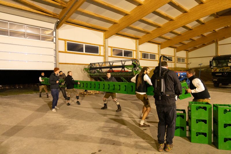 Die Feldmochinger Burschen trainieren ihre Kräfte beim Bierkästen-Stapeln.