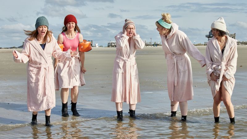 Hier ist Selbsterfahrung garantiert: Im Rahmen ihrer Kur springen (von links) Suse (Silke Bodenbender), Christine (Anne Roemeth), Doris (Tanja Schleiff), Jennifer (Malene Becker) und Leisha (Sabrina Amali) in die kalte Nordsee. Ihren Gefühlen dürfen sie dabei freien Lauf lassen.