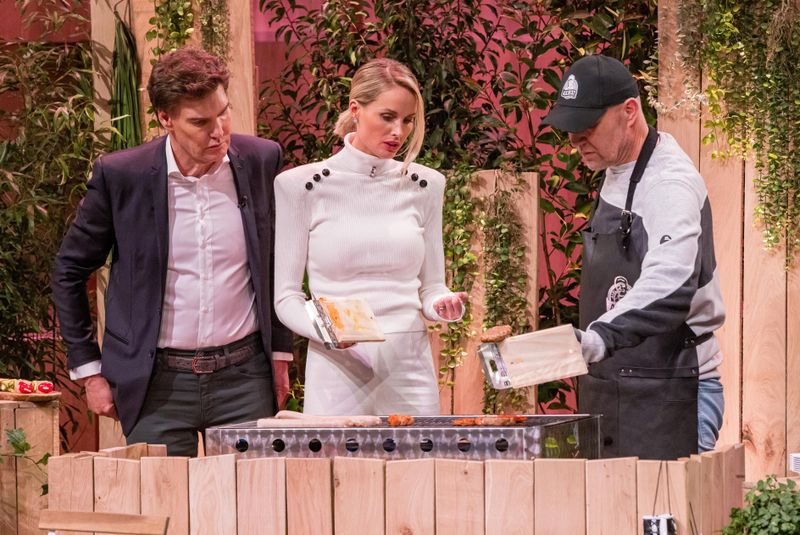 Wenn es heiß wird am Grill, hat man schnell Gesellschaft: Axel Schulz (rechts) führt Carsten Maschmeyer und Janna Ensthaler die Funktionsweise des "Butjer"-Bretts vor.