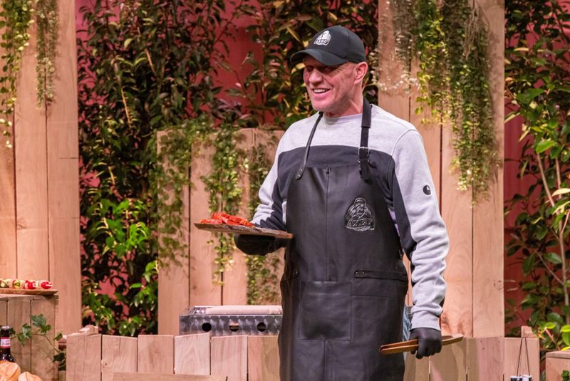 Ihn kennt man doch: Ex-Profiboxer Axel Schulz prästentierte "Butjer - Das Grillbrett", eine Erfindung, die die Welt der Brutzler revolutionieren soll.