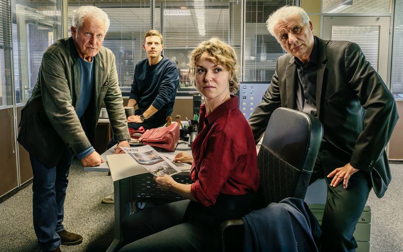 Kriminalhauptkommissar Ivo Batic (Miroslav Nemec, links), Kriminaloberkommissar Kalli Hammermann (Ferdinand Hofer, zweiter von links) und Kriminalhauptkommissar Franz Leitmayr (Udo Wachtveitl) freuten sich über den Überraschungsbesuch ihrer ehemaligen Kollegin Christine Lerch (Lisa Wagner).