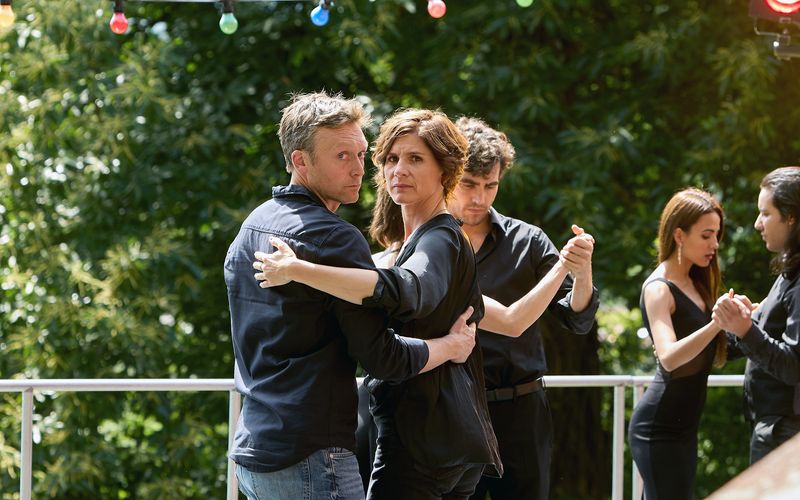 Was tut man nicht alles, um eine Stalkerin und Mörderin zu fassen? Die Ermittler Judith Mohn (Christina Hecke) und Freddy Breyer (Robin Sondermann) mischen sich unter die anderen Tangotänzer.