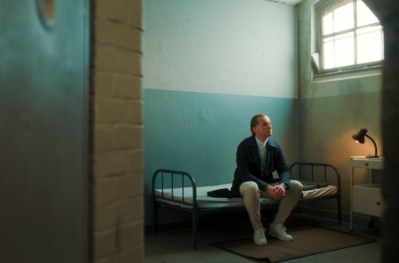 Mit seiner als Familienunternehmen inszenierten Holt Holding verkaufte Hendrik Holt mit noch nicht mal 30 Jahren Energiekonzernen europaweit das Versprechen, in Deutschland große Windkraftprojekte zu realisieren. Selbst dort, wo Widerstand von Bevölkerung und Kommunen herrschte. Das Problem: Seine Baugenehmigungs-Urkunden waren dreiste Fälschungen.