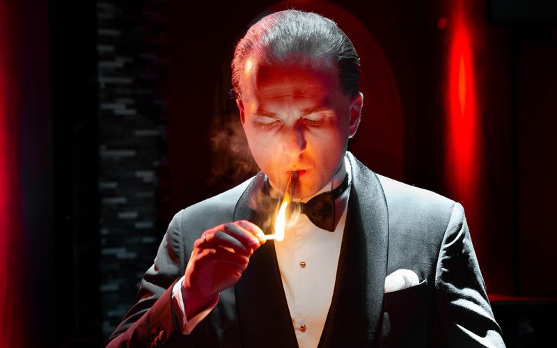 Gestatten, der Meisterbetrüger: Im Dokumentarfilm "Holt - Der Windkraft-Schwindler" darf einer der dreistesten Wirtschaftsbetrüger Deutschlands, der in Haft sitzende Hendrik Holt, als Freigänger seine eigene Geschichte erzählen.