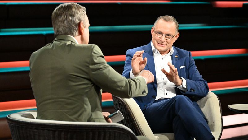 AfD-Chef Tino Chrupalla (rechts) redete sich bei "Markus Lanz" um Kopf und Kragen, als es um die Vetternwirtschafts-Vorwürfe innerhalb seiner Partei ging.