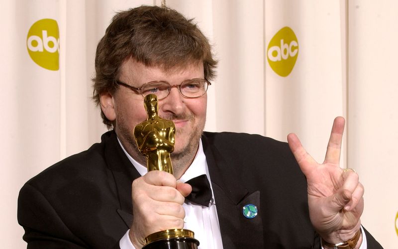Michael Moore gewann 2003 den Oscar für den besten Dokumentarfilm mit "Bowling for Columbine". Die Gelegenheit nutzte er, um eine deftige Tirade gegen den damaligen US-Präsidenten George W. Bush loszulassen. Seine legendäre "Shame on you, Mr. Bush"-Rede sowie die Jubel- und Buhrufe des Publikums wurden aber vom aufspielenden Orchester übertönt.