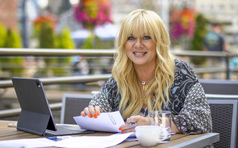 Ihre Mission lautet oft: Familienfrieden. Julia Leischek hilft dabei, Vermisste wiederzufinden.