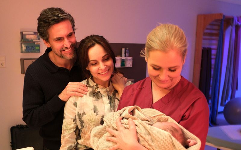 Jan (Tom Beck) und Katina Wolff (Mina Tander, Mitte) sind ganz entzückt, als Lena Lorenz (Judith Hoersch) ihnen ihre neugeborene Adoptivtochter vorstellt.