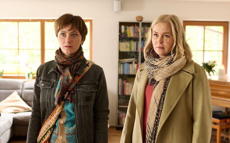 Mona Treutlein (Carla Hüttermann, links) hat ihre Tochter freiwillig zur Adoption freigegeben. Doch nach der Geburt ommen der jungen Frau plötzlich Zweifel. Kann Lena Lorenz (Judith Hoersch) zwischen ihr und den Adoptiveltern vermitteln?