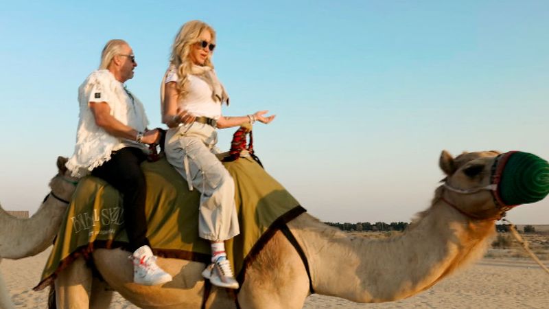 In Abu Dhabi reiten Carmen und Robert Geiss auf einem Kamel.