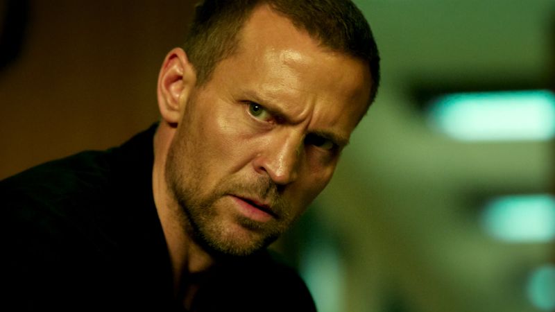 Tobias Santelmann spielt den norwegischen Kultdetektiv und gleichnamigen Romanhelden in der Netflix-Serie "Jo Nesbø's Harry Hole". Alle neun Folgen der ersten Staffel veröffentlicht der Streamer am 26. März 2026.