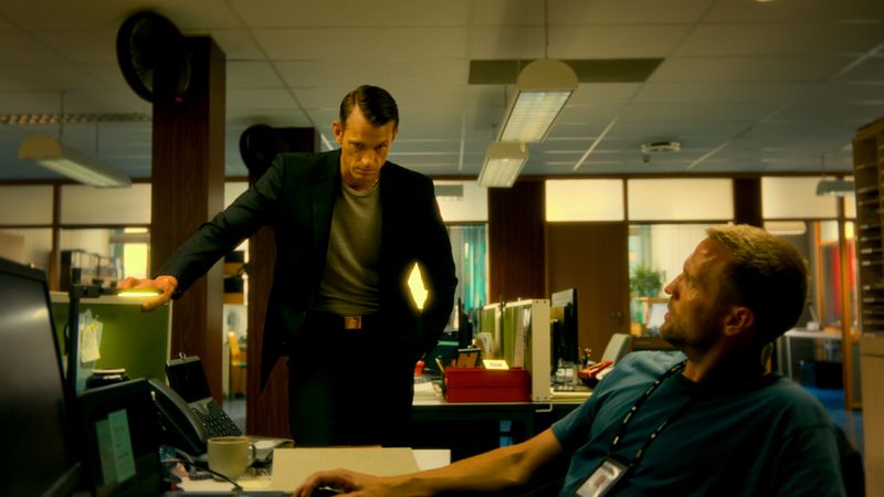 Auf dem Papier sind Harry Hole (Tobias Santelmann, rechts) und Tom Waaler (Joel Kinnaman) Kollegen. Doch die Realität sind anders aus: Tom ist korrupt - und Harry unternimmt alles, um ihm das Handwerk zu legen. Angesichts seiner eigenen Dämonen ist das gar nicht so leicht. Und dann gibt es in "Jo Nesbø's Harry Hole" (ab 26. März, Netflix), der Adaption von Nesbø's Romanreihe, ja auch noch einen Serienmörder.