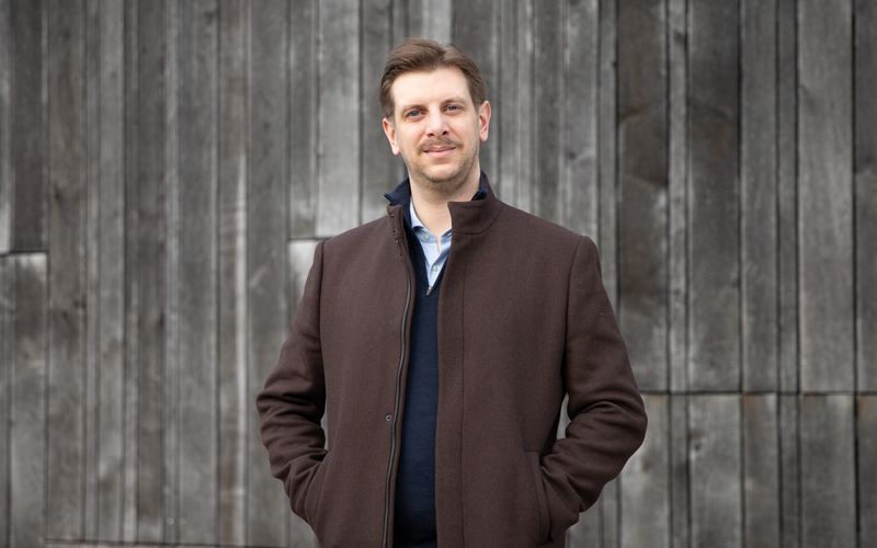 Fabian (34) leidet an ME/CFS und konnte deshalb ein halbes Jahr nicht sprechen: "Für mich hat es sich immer angefühlt wie so ein lebendig Begraben sein."