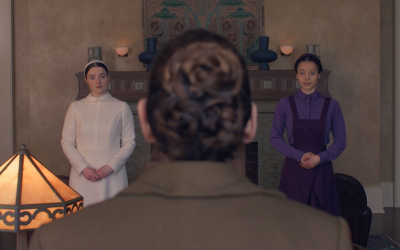 In "The Testaments: Die Zeuginnen" werden höhere Töchter zu mustergültigen Edelhausfrauen erzogen. Die Fortsetzung von "The Handmaid's Tale - Der Report der Magd" ist nun auf Disney+ erhältlich.