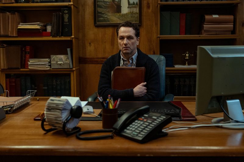 Keine Horrorgeschichte ist zu absurd, um wahr zu sein, wie der wenig respektierte Bürgermeister Tom Loftis (Matthew Rhys) am eigenen Leib erfährt.