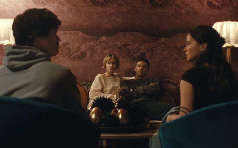 In Staffel 2 von "Beef" (Netflix) eskaliert erneut ein Streit - dieses Mal zwischen zwei Pärchen, von links: Charles Melton, Carey Mulligan, Oscar Isaac und Cailee Spaeny.