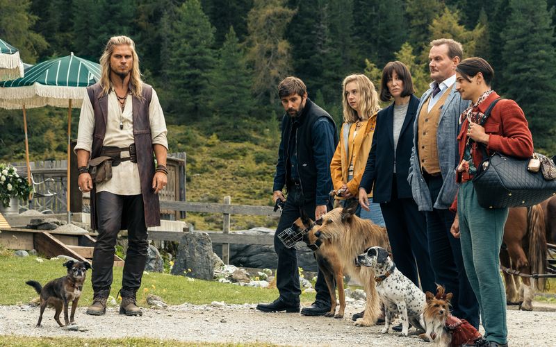 Bei "Let's Dance" war Ex-Fußballprofi Rúrik Gíslason (links) schon, jetzt wird er auch Netflix-Star. In der Filmkomödie "Eat Pray Bark - Therapie auf vier Pfoten" (ab 1. April) spielt er den berühmt-berüchtigten Hundetrainer Nodon. Er soll überforderten Hundehaltern um Devid Striesow (zweiter von rechts) bei ihren Problemen mit den Vierbeinern helfen.