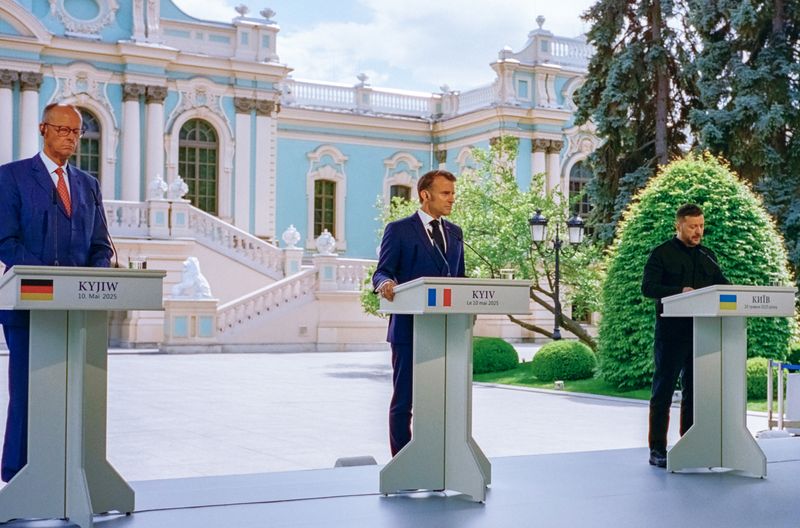 Friedrich Merz (links) und Emmanuel Macron (Mitte) stehen zusammen, wenn es mit Wolodymyr Selensyj um das Überleben der Ukraine geht.
