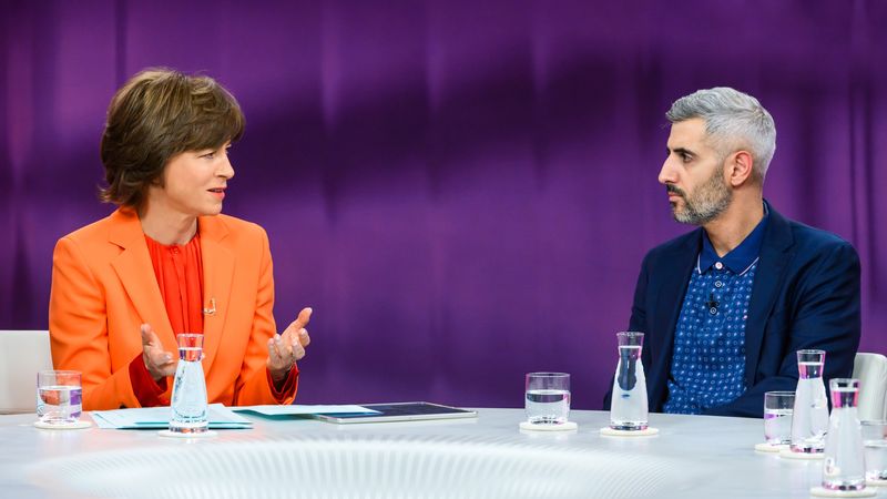 Michel Abdollahi glaubt, dass die iranische Bevölkerung nur auf ein Signal warte, um die Regierung zu stürzen. Er glaubt, dass der kommende Dienstag ein guter Tag dafür wäre.