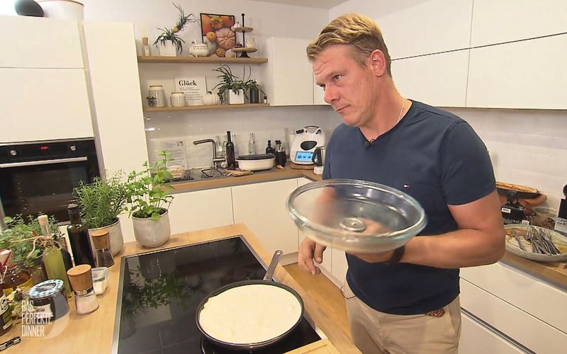 Pech für Final-Gastgeber Andreas (43): Sein Kaiserschmarrn misslingt.