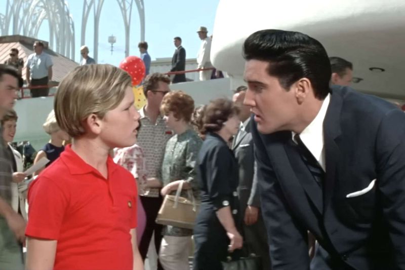 Elvis Presley (rechts) wirkte in über 30 Spielfilmen mit. Einmal traf er dabei auch auf den jungen Kurt Russell, der einen besonderen Auftrag von ihm erhielt.