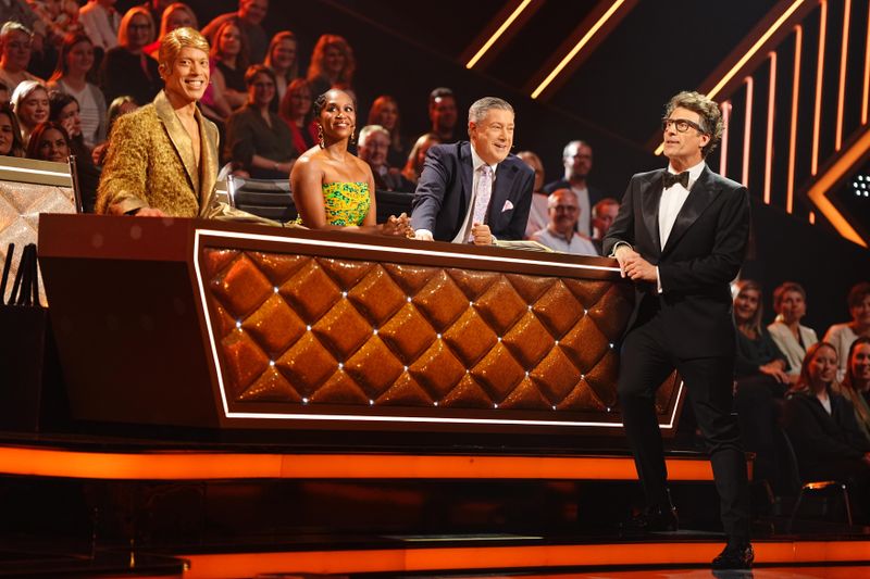 Gewohnt gut aufgelegt in der zweiten "Let's Dance"-Liveshow, von links: Jorge González, Motsi Mabuse, Joachim Llambi und Moderator Daniel Hartwich.