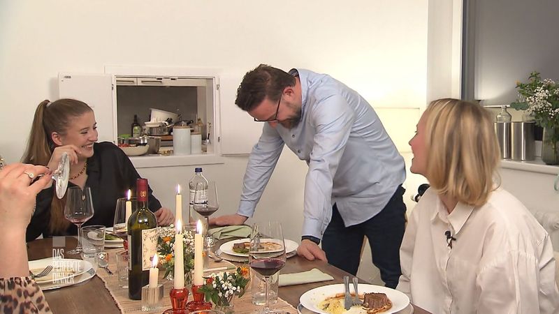 Nach dem Essen bekommt Robert plötzlich einen Krampf und muss sich dehnen.
