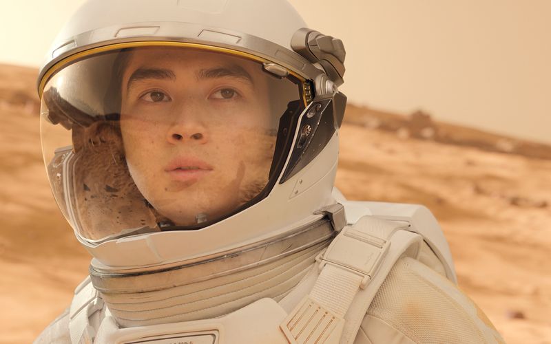 Auf dem Mars, der in Staffel fünf der Apple-Serie "For All Mankind" von etwa 5.000 Siedlern bevölkert ist, ist ein Mord geschehen. Die Ermittlungen lösen Intrigen und politische Verwicklungen aus. Alex Baldwin (Sean Kaufman) macht bei einem Ausflug einen schrecklichen Fund.