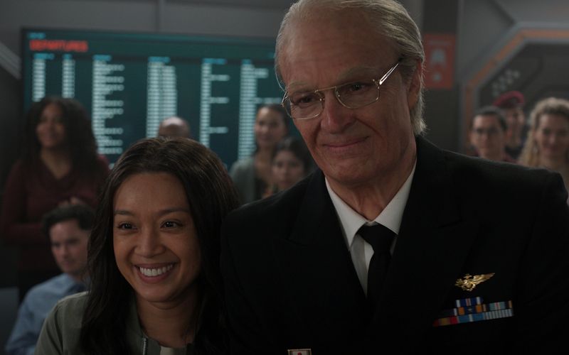 Der alt gewordene Admiral Ed Baldwin (Joel Kinnaman) muss sich in Staffel fünf der Serie "For All Mankind" mit Intrigen auf dem Mars auseinandersetzen. Seine Tochter Kelly Baldwin (Cynthy Wu) und er können sich aber auch über Erfolge der Familie freuen.