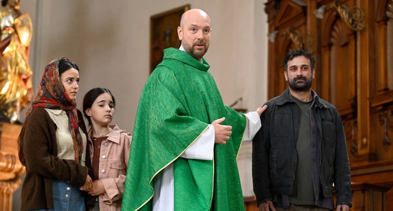 Pfarrer Reiser (Stephan Zinner, dritter von links) bietet der syrischen Flüchtlingsfamilie (von links: Eman Dwagy, Livia Dorn, Samer Maku) Schutz. 