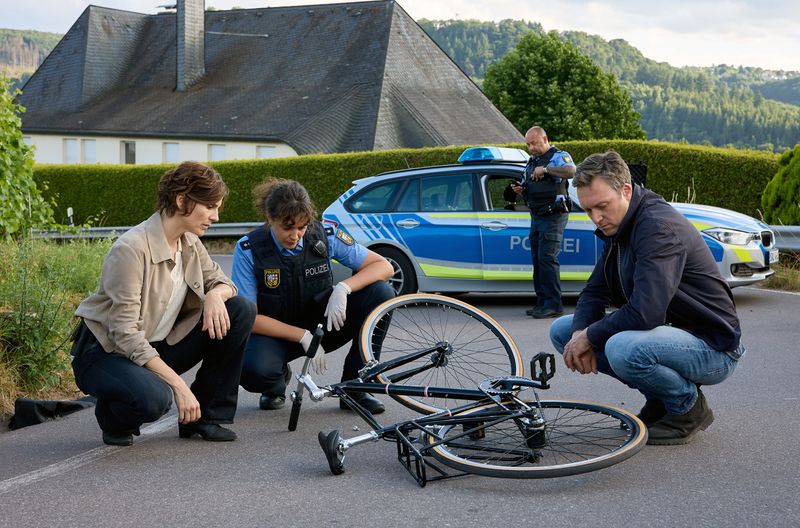 Benjamin Gothe ist auf dem Weg zur Arbeit von seinem Fahrradf gestürzt. Offensichtlich hat jemand die Bremse manipuliert. Die Kommissare Judith Mohn (Christina Hecke, links) und Freddy Breyer (Robin Sondermann, rechts) übernehmen die Ermittlungen. 