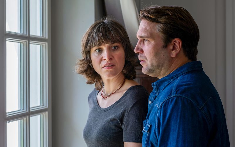 Monika Gothe (Franziska Hartmann) wirkt nach dem schweren Sturz ihres Mannes nicht nur erschüttert, sondern auch verängstigt. Sie stützt sich auf Alain (Pierre Kiwitt). Er ist nicht nur mit den Gothes befreundet, sondern auch mit Kommissarin Judith Mohn liiert. Das sorgt für Probleme. 