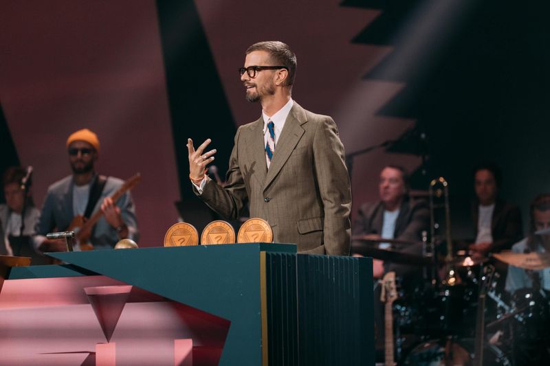 Auf Schmeichelei spricht Joko angeblich nicht an. Er schätzt es lieber, hart kritisiert zu werden. Der Off-Sprecher lässt sich das nicht zweimal sagen und meldet sich über den Studiolautsprecher zu Wort.