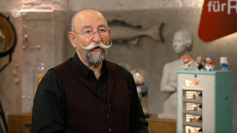 In der Montagsausgabe der ZDF-Trödelshow "Bares für Rares" war sich Horst Lichter beim Anblick eines seltenen Fundstücks sofort sicher: "Das muss jedem gefallen." Recht hatte er. Denn das Objekt mit "1.000 Schubladen" löste im Händlerraum ein hitziges Bietergefecht aus, das zwischen drei Händlern plötzlich zur "persönlichen Sache" wurde.