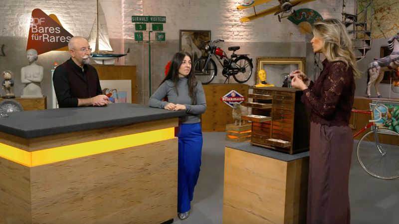 "Ich liebe so Kästchen mit 1.000 Schubladen", gestand Lichter und war sofort hin und weg von dem Schränkchen, das Vanessa aus Essingen im Auftrag verkaufen wollte. Das Kleinmöbel hatte ihr Großvater vor vielen Jahren einer Wäscherei abgekauft. "Und das ist auch noch voll?", staunte Lichter weiter, als Bianca Berding die Schubladen öffnete.