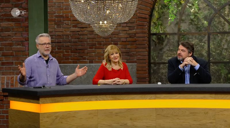 In Zehn-Euro-Schritten überboten sich die drei Interessierten bis auf 500 Euro. "Da bin ich raus", war Guedes der nächste, der das hitzige Bietergfecht verließ. Danach schloss sich Cizek an und jammerte: "Ich wollte das Kästchen unbedingt haben." So erhielt Händlerin Velten für das Höchstgebot von 500 Euro den Zuschlag.