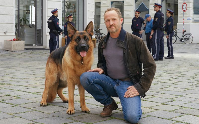 Der neue "Kommissar Rex" und sein Herrchen: Maximilian Brückner spielt in der Neuauflage der Kult-Krimireihe die menschliche Hauptfigur Max Steiner.