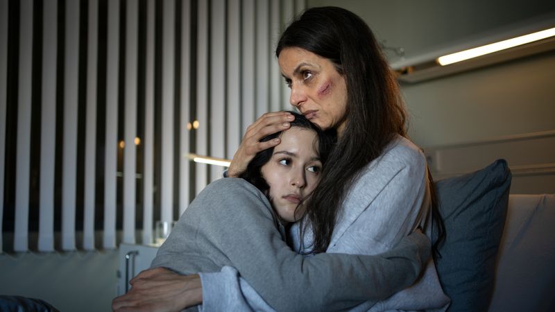 Luisa Vizzante (Liane Forestieri, rechts) macht sich große Sorgen um ihre Tochter Tamara Jacobsen (Maya Lauterbach).