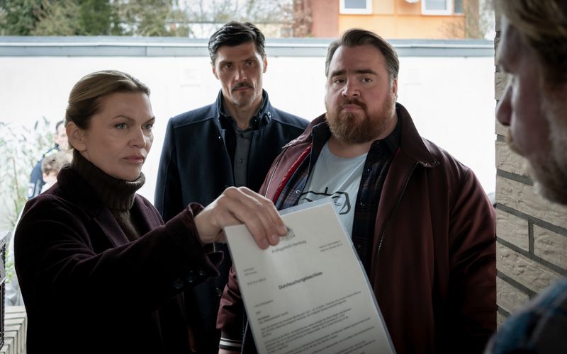 Helen Dorn (Anna Loos), ihr Vorgesetzter Dr. Nedjo Kristic (Stipe Erceg, zweiter von links) und Weyer (Tristan Seith) ermitteln mit vereinten Kräften, um Helens Halbschwester in ihrer bedrohlichen Lage zu helfen.