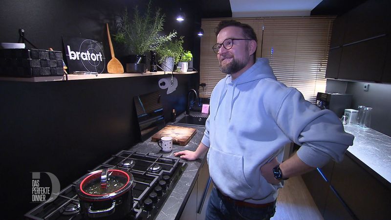 Roberts ganzer Stolz: seine schwarze Küche.
