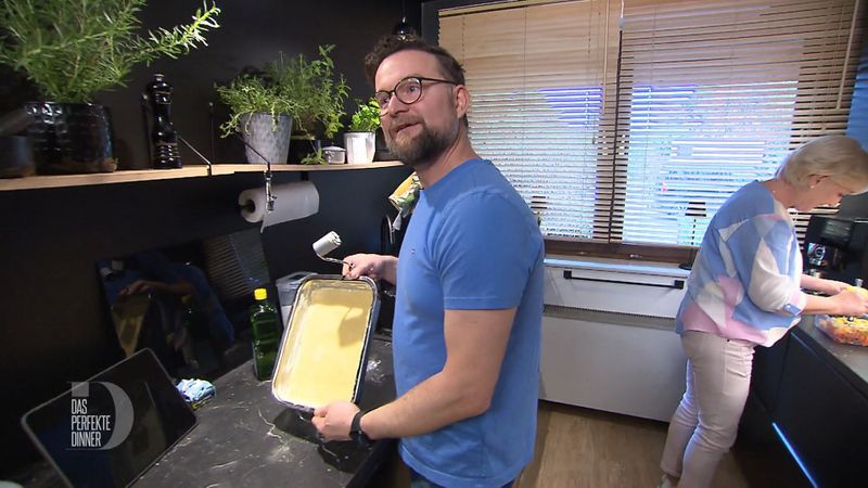 Während Mama Nora fleißig Gemüse schnibbelt, freut sich Robert über den schön gelungenen Käsekuchenboden.
