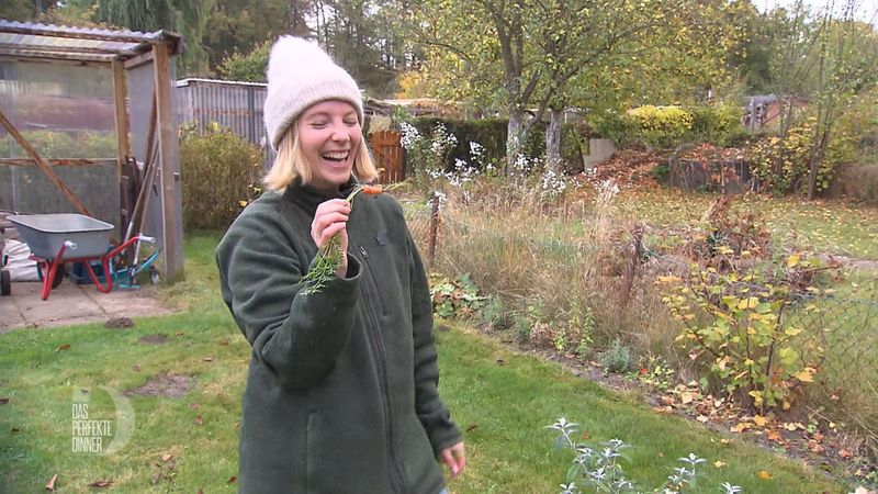 Ob die kleine von Radost selbstangebaute Karotte für fünf Personen reichen wird?
