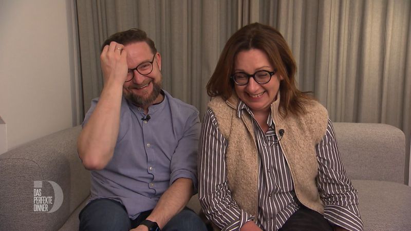 Robert und Lilia lachen über ihre Kompetenzen als "Tatortreiniger".
