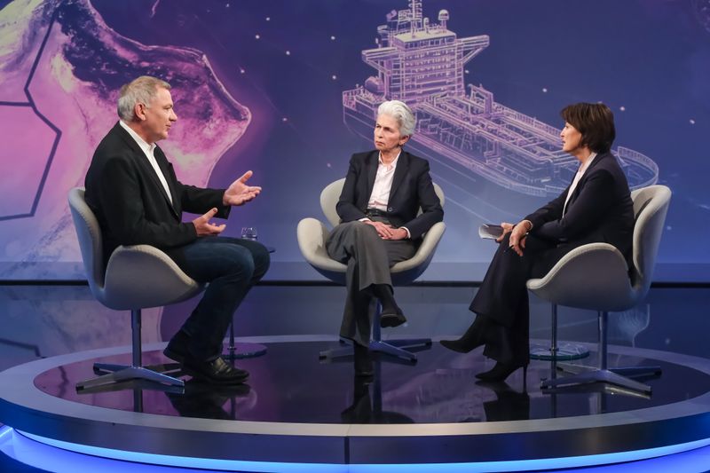 Auch Jan van Aken, Parteivorsitzender der Linken, und FDP-Politikerin Marie-Agnes Strack-Zimmermann (Mitte) diskutierten bei "Maischberger" über die politische Weltlage. 
