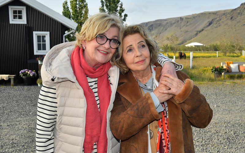 Das gab es bei "Das Traumschiff" noch nie: Mit Saskia Vester (links) und Michaela May spielen zwei altgediente Stars des deutschen Fernsehens ein lesbisches Liebespaar. Verliebte Küsse inklusive.